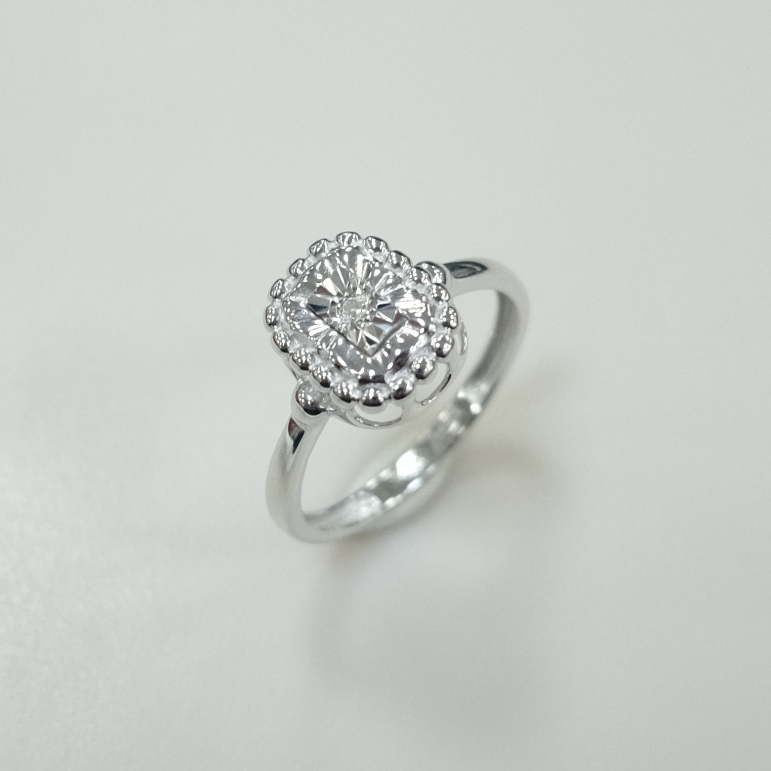 Серебряное кольцо с бриллиантом